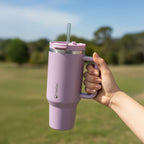 Lhotse Vaso Tumbler 1180ml Lila en uso outdoor - lifestyle