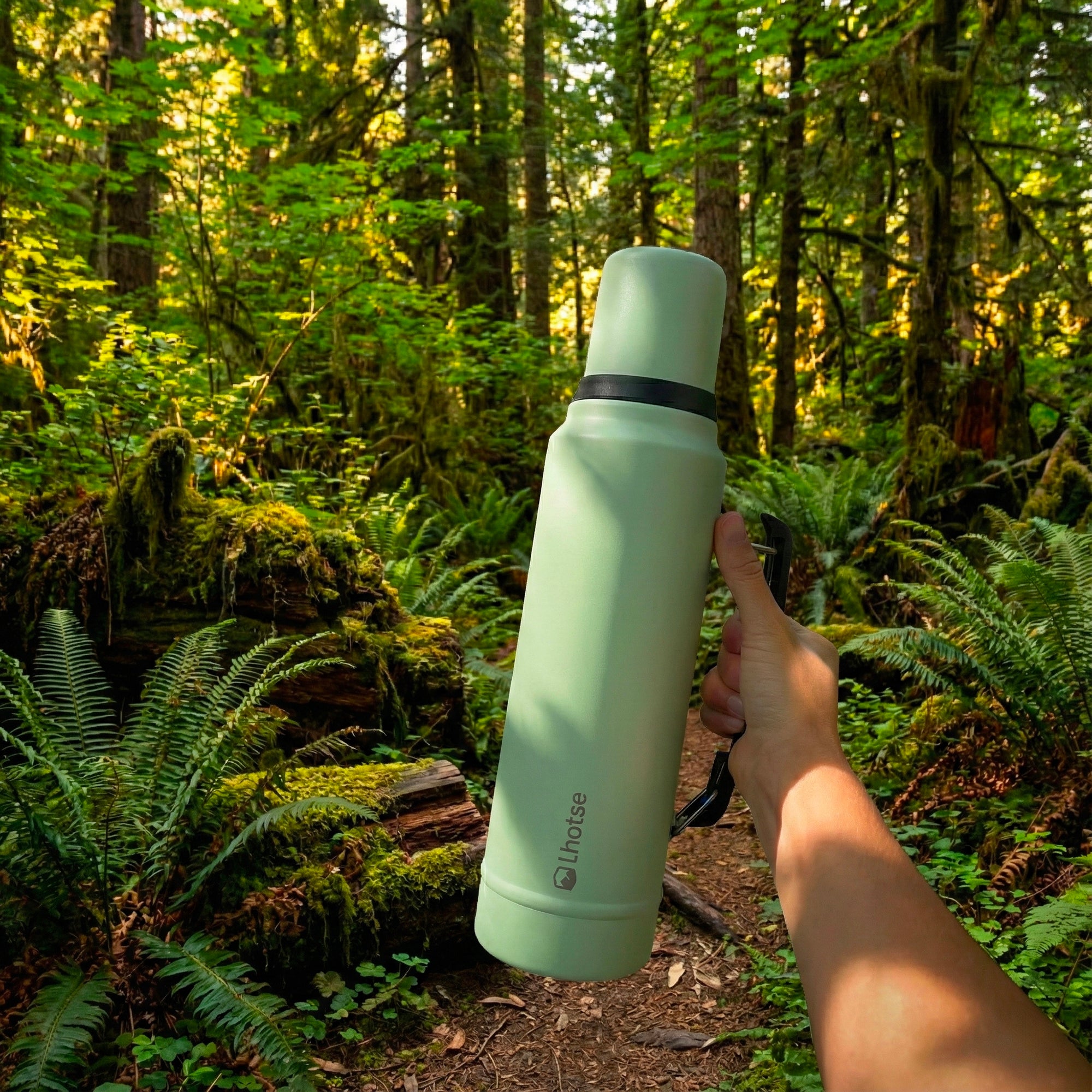 Lhotse Termo Líquido Classic 1.3L Verde claro en uso outdoor naturaleza - lifestyle