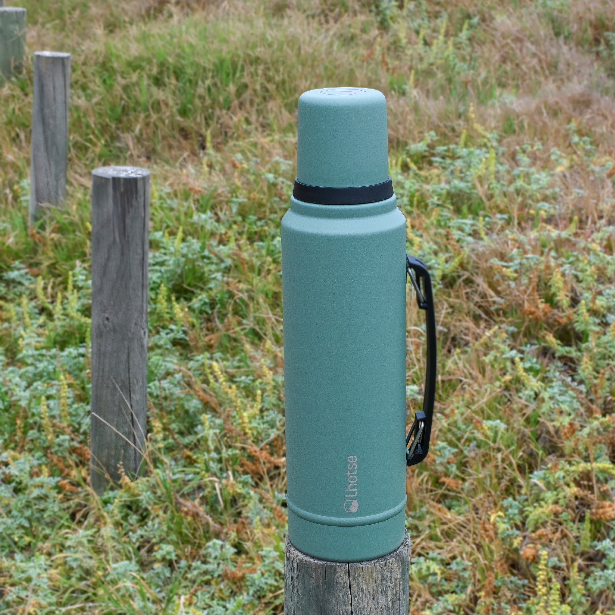 Lhotse Termo Líquido Classic 1.3L Verde en uso outdoor naturaleza - lifestyle