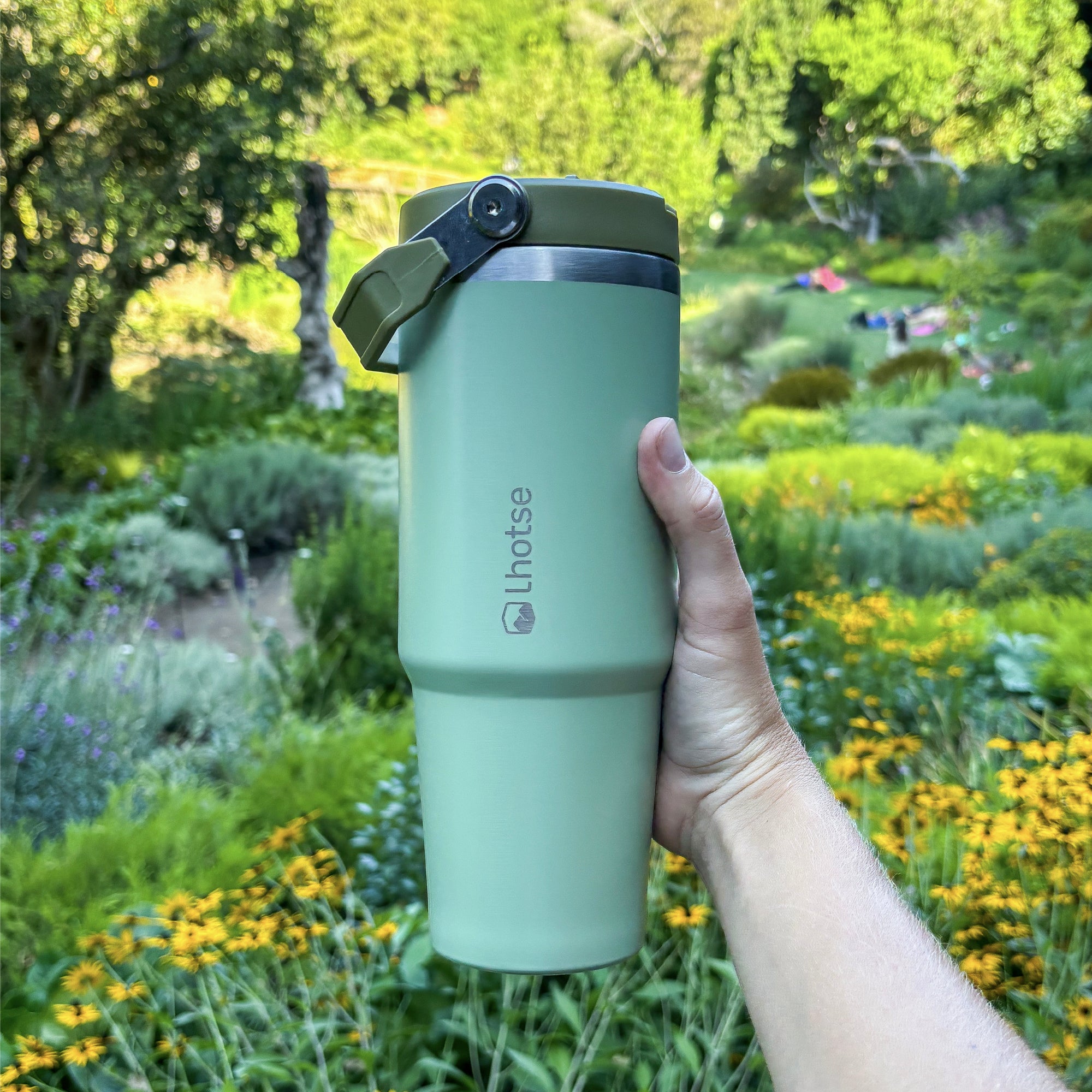 Lhotse Botella Térmica Travel Mug 900ml Verde claro en uso outdoor - lifestyle