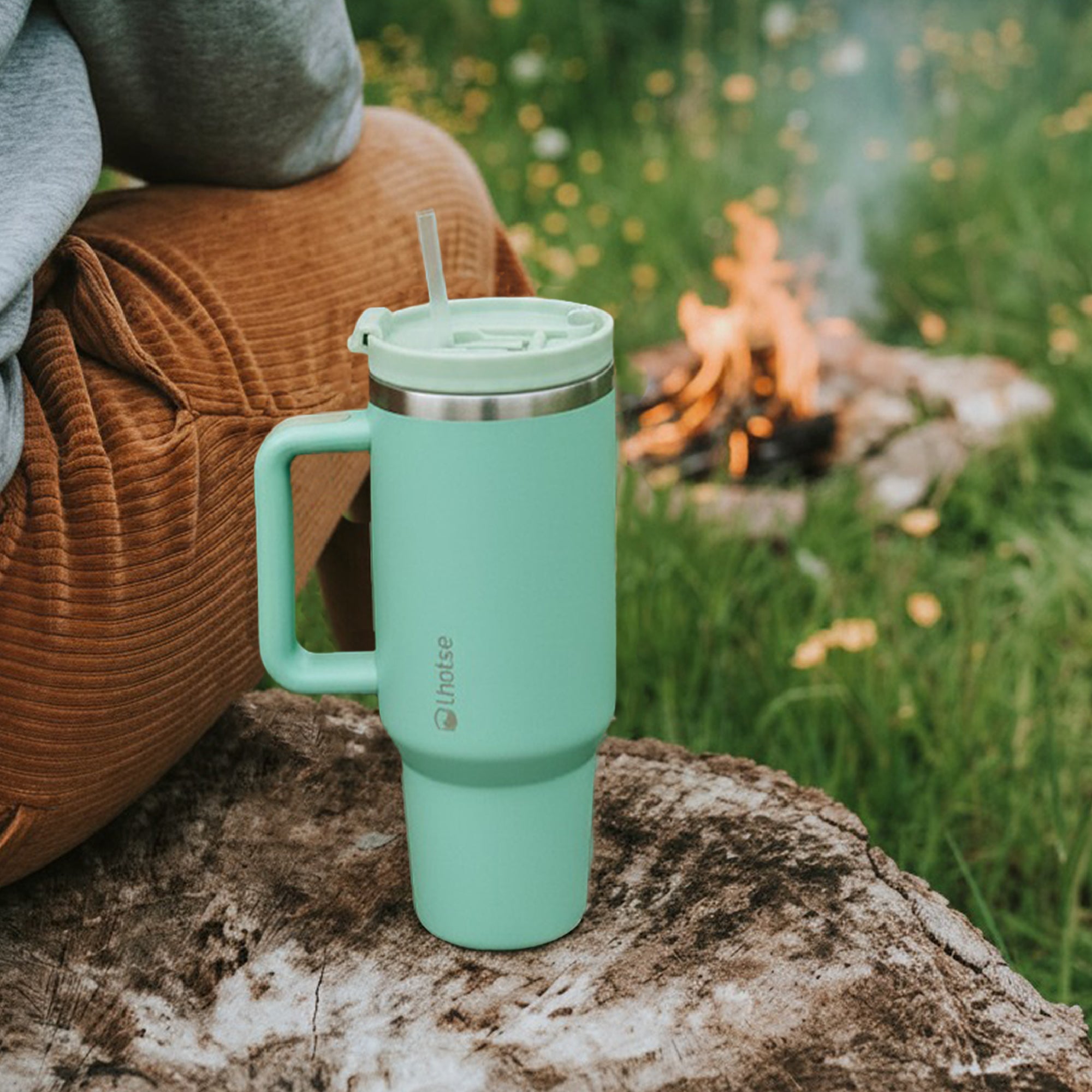 Lhotse Vaso Tumbler 1180ml Verde claro en uso outdoor - lifestyle