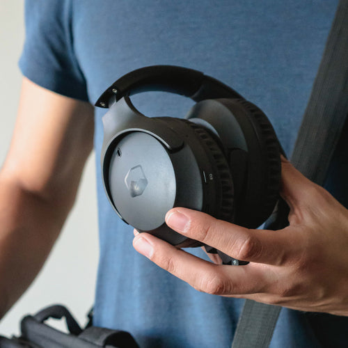 Lhotse Audífonos WavePro Over Ear Negro en uso sostenido - lifestyle