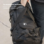 Lhotse Bolso Duffel Deportivo 30L Negro correa hombro ajustable en uso - lifestyle