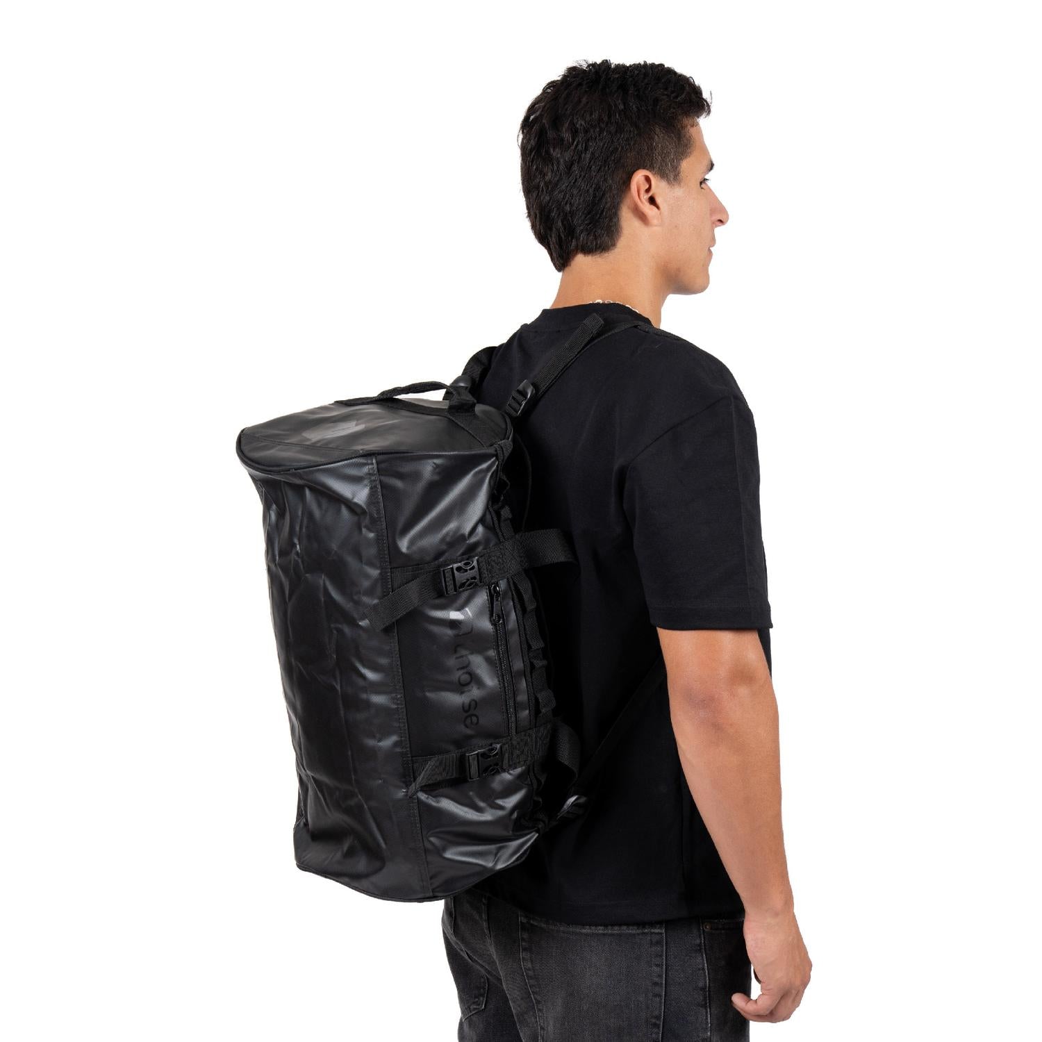 Lhotse Bolso Duffel Impermeable 30L Negro en uso hombro outdoor - lifestyle