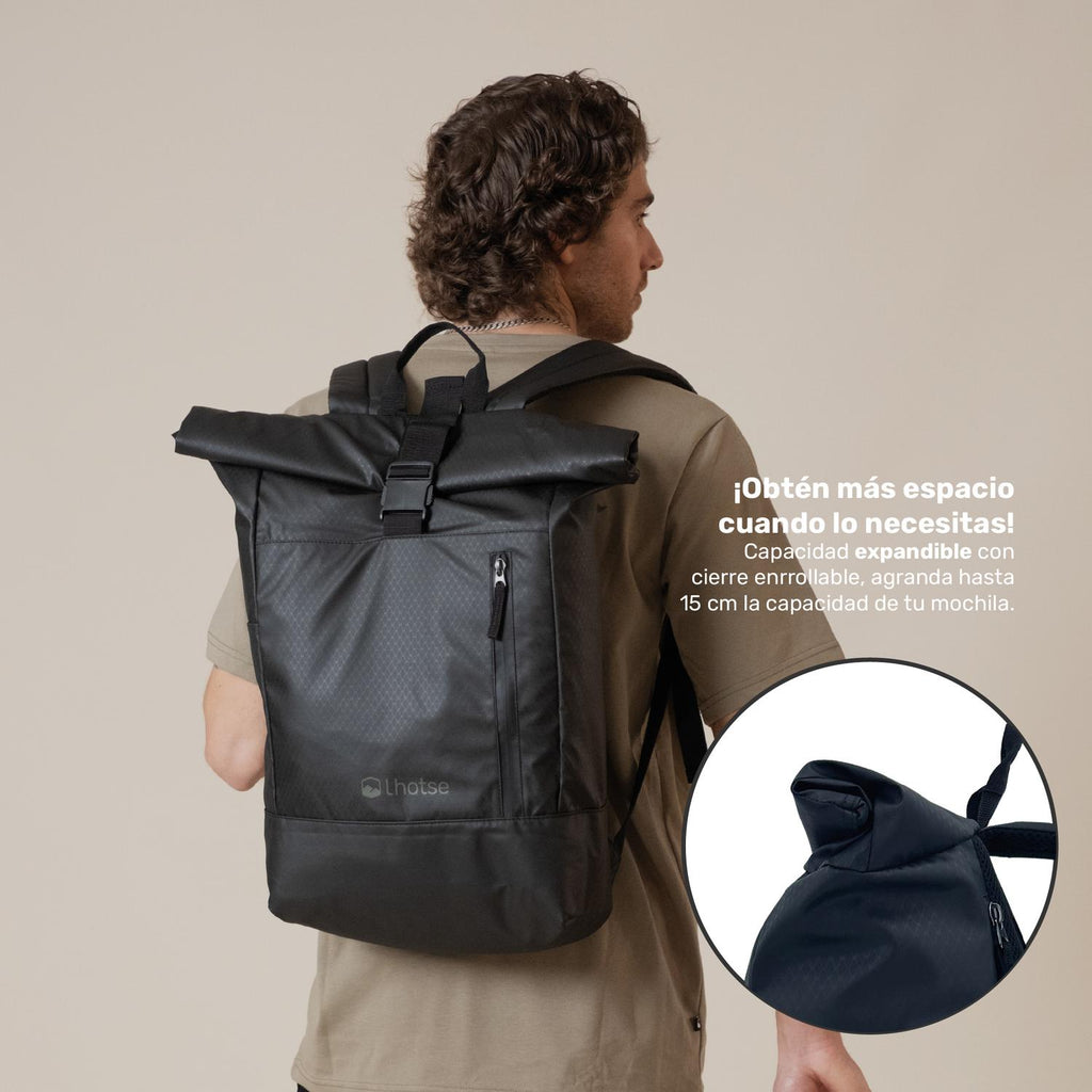 Lhotse Mochila Roll Top Makalu 22L Negro espalda en uso exterior - lifestyle