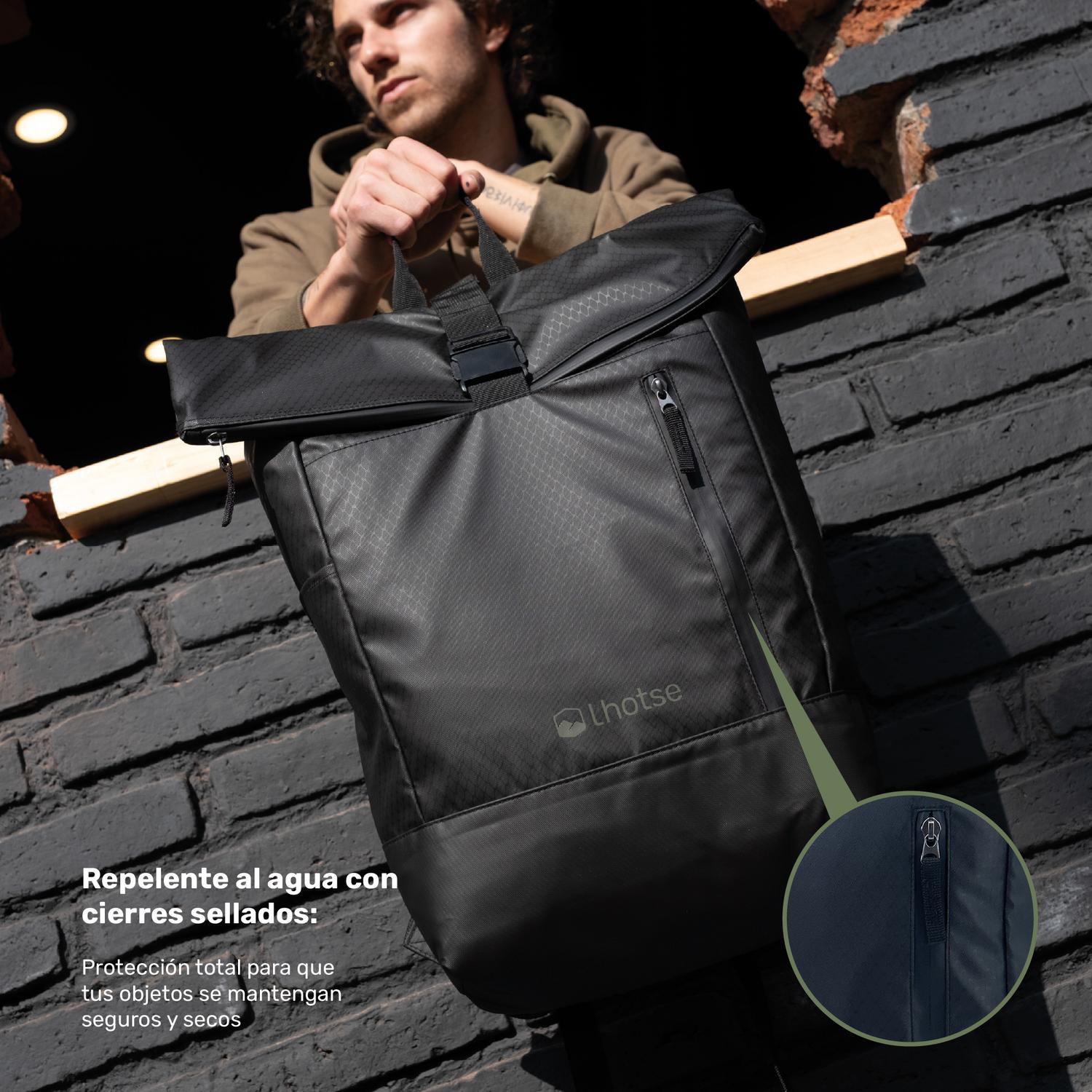 Lhotse Mochila Roll Top Makalu 22L Negro en movimiento ciudad - lifestyle