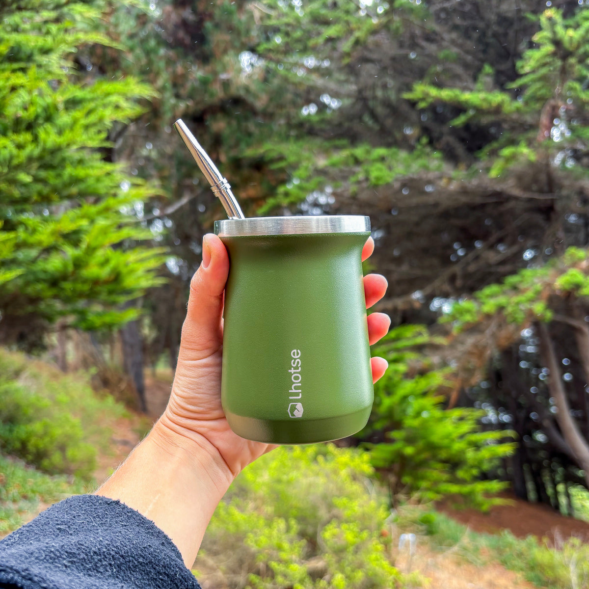 Verde · Lhotse Mate con Bombilla Acero Inoxidable en uso outdoor - lifestyle
