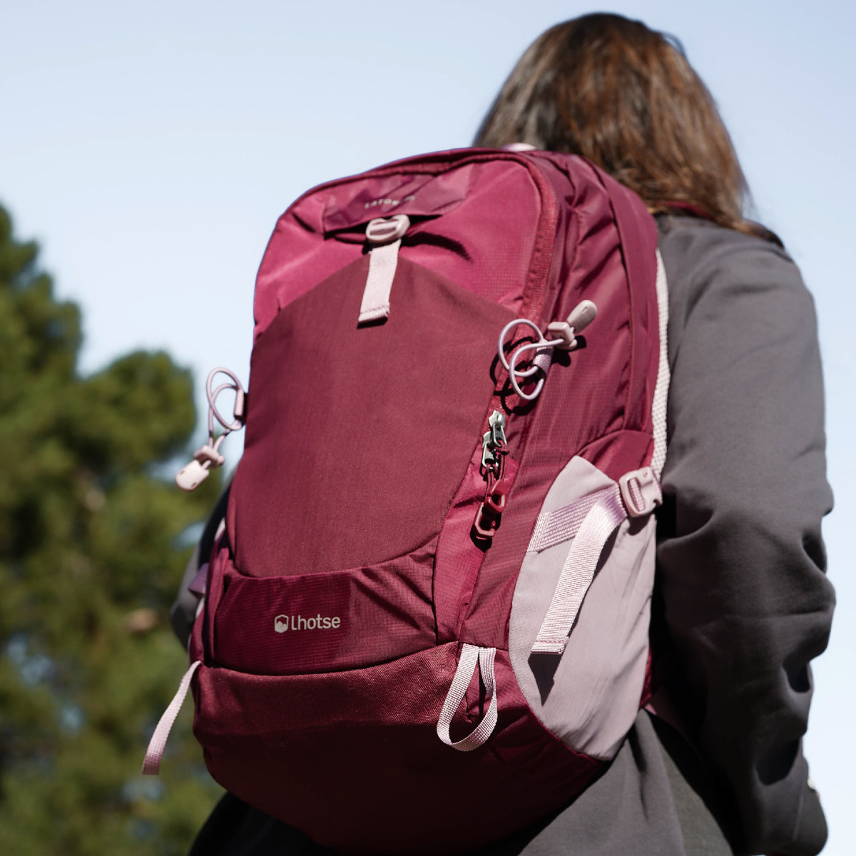 Burdeo · Mochila Outdoor DayPack Latok 25L Burdeo Lhotse, en uso en el sendero