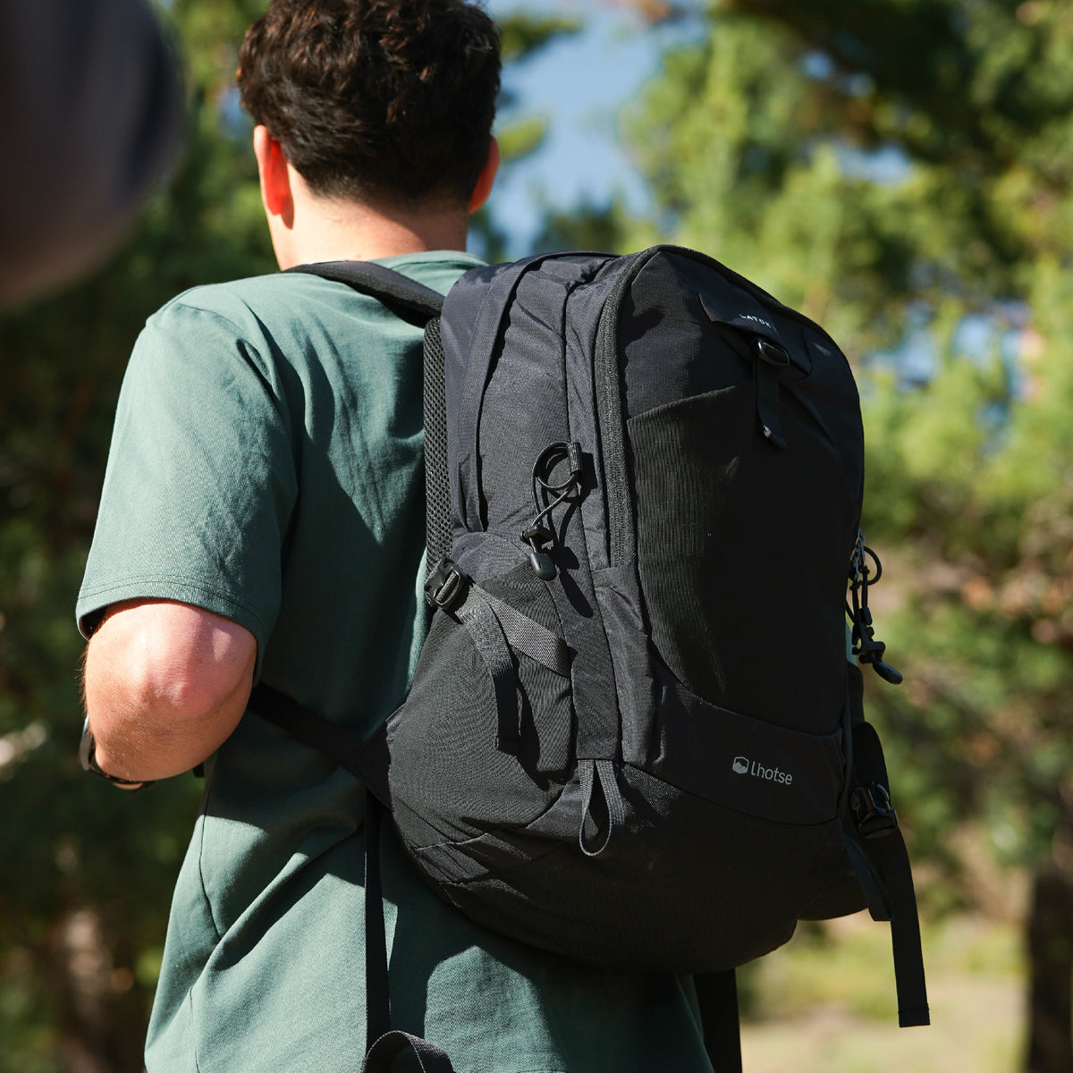 Negro · Mochila Outdoor DayPack Latok 25L Negro Lhotse, en uso en el sendero
