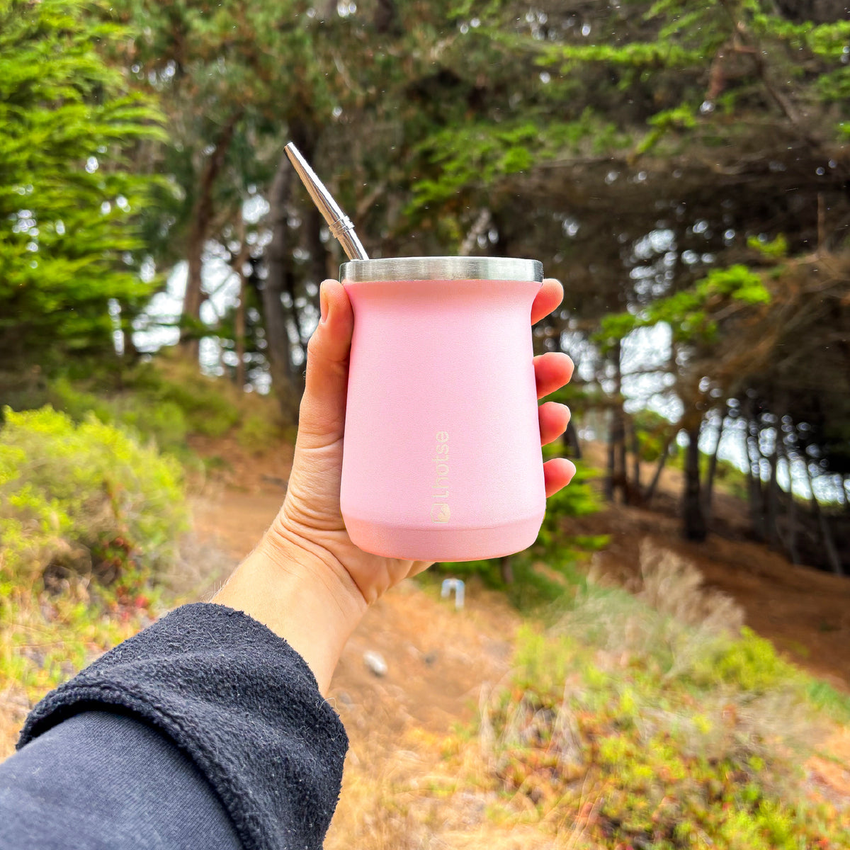Lila · Lhotse Mate con Bombilla Acero Inoxidable en uso outdoor - lifestyle