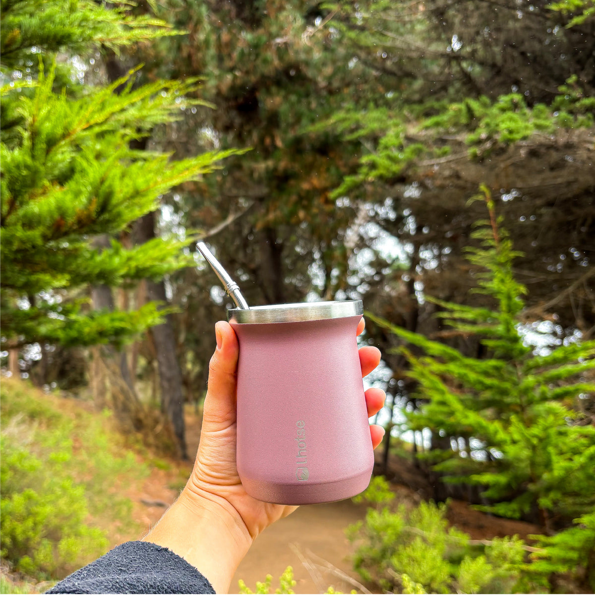 Rosa · Lhotse Mate con Bombilla Acero Inoxidable en uso outdoor - lifestyle