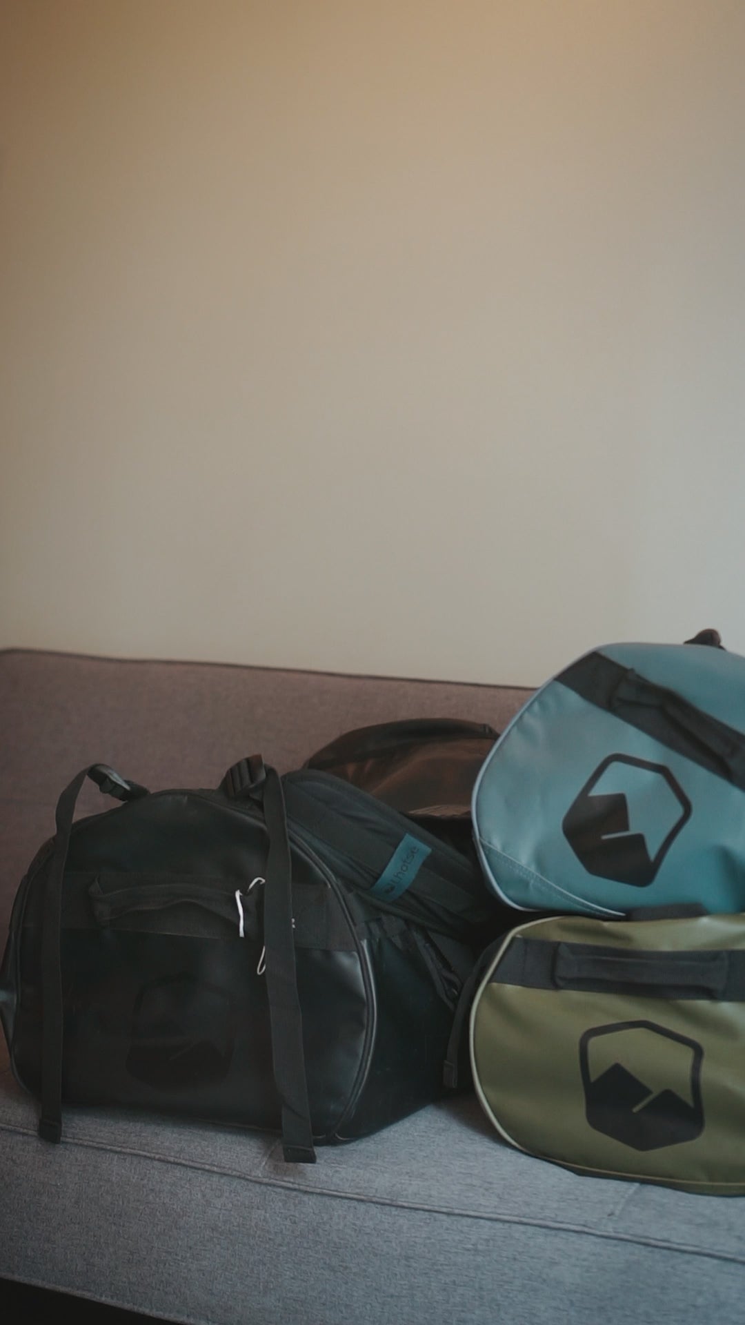 Bolso Duffel 60 lts Negro - video