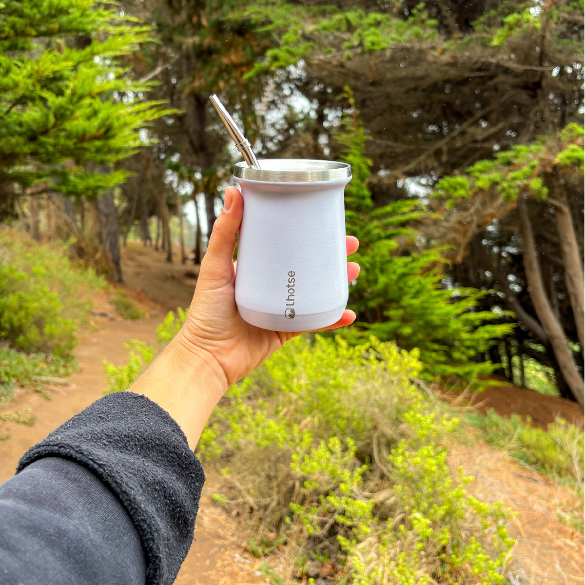 Blanco · Lhotse Mate con Bombilla Acero Inoxidable en uso outdoor - lifestyle